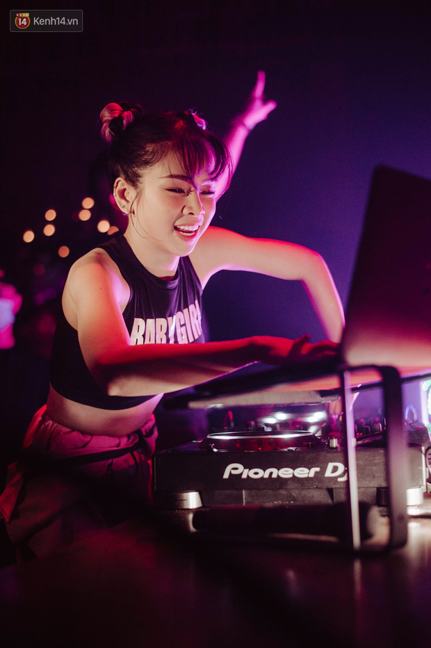 DJ Mie đánh bay hội gái xinh đang quẩy nhiệt trên bar, chiếm trọn spotlight vì quá gợi cảm - Ảnh 1.