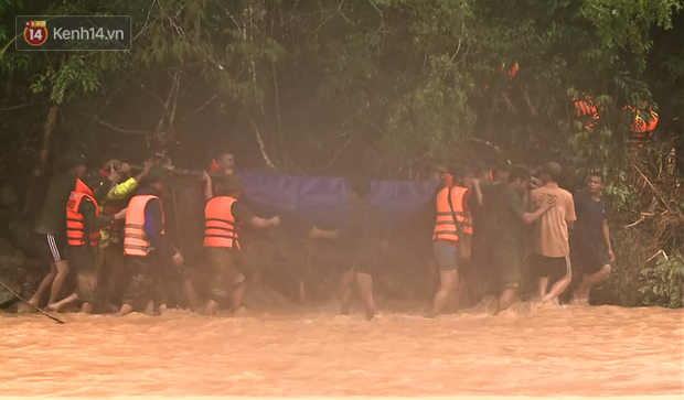 Clip: Travel through forests and streams to bring the body of the police captain who died when he saved the people who were swept back to the homeland by the floods - Photo 3.