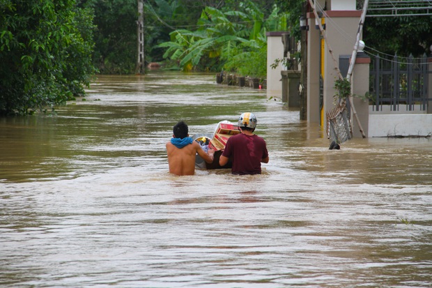 Đói quá, phải ăn vội miếng cơm để còn chở hàng vào cứu người dân - Ảnh 2.