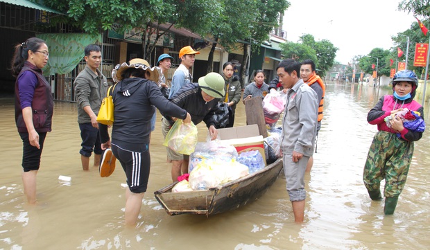 Đói quá, phải ăn vội miếng cơm để còn chở hàng vào cứu người dân - Ảnh 4.
