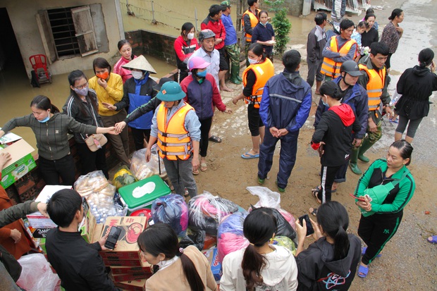 Đói quá, phải ăn vội miếng cơm để còn chở hàng vào cứu người dân - Ảnh 5.