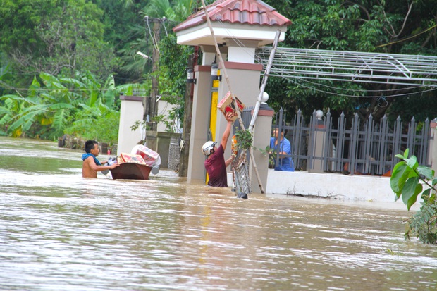 Đói quá, phải ăn vội miếng cơm để còn chở hàng vào cứu người dân - Ảnh 6.