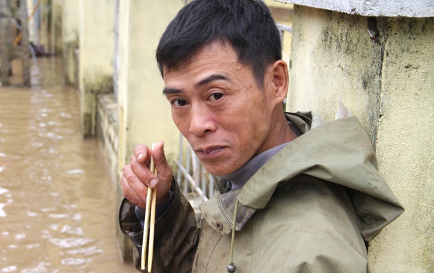 Đói quá, phải ăn vội miếng cơm để còn chở hàng vào cứu người dân - Ảnh 7.