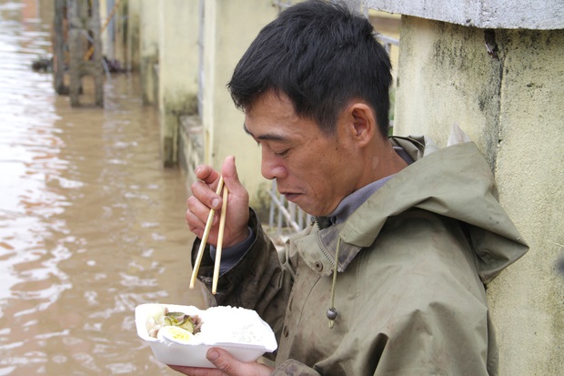 Đói quá, phải ăn vội miếng cơm để còn chở hàng vào cứu người dân - Ảnh 8.