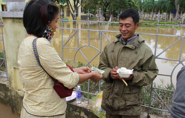 Đói quá, phải ăn vội miếng cơm để còn chở hàng vào cứu người dân - Ảnh 9.