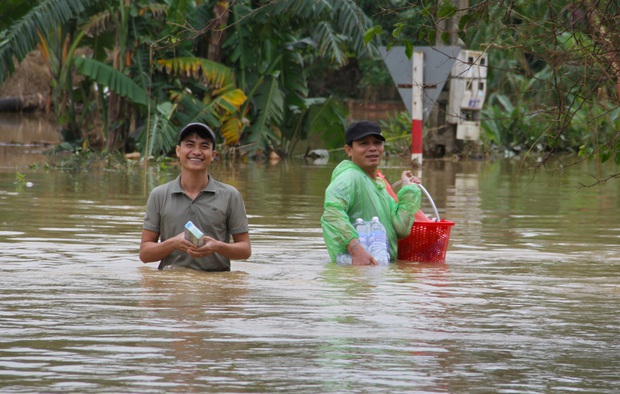 Đói quá, phải ăn vội miếng cơm để còn chở hàng vào cứu người dân - Ảnh 10.
