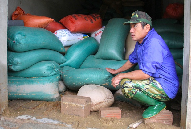 Đói quá, phải ăn vội miếng cơm để còn chở hàng vào cứu người dân - Ảnh 11.