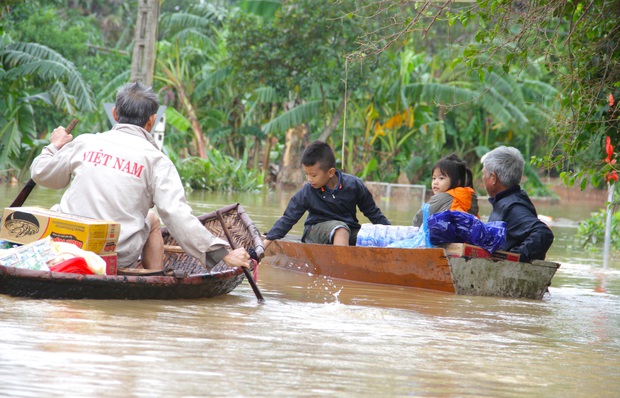 Đói quá, phải ăn vội miếng cơm để còn chở hàng vào cứu người dân - Ảnh 15.