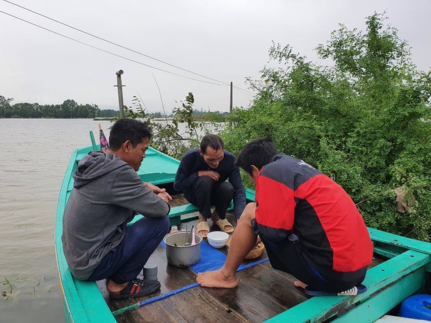 Đói quá, phải ăn vội miếng cơm để còn chở hàng vào cứu người dân - Ảnh 17.