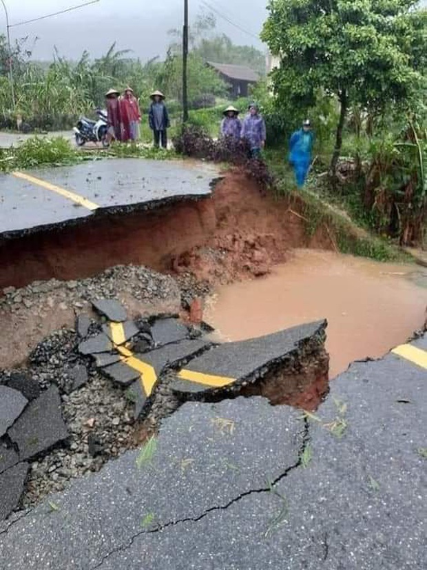 Hà Tĩnh: Nhiều tuyến đường bị đứt gãy, hàng người người dân vẫn bị cô lập - Ảnh 1.