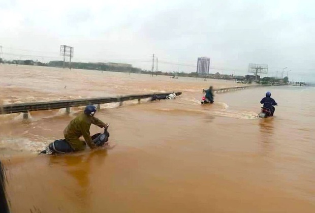 Hà Tĩnh: Nhiều tuyến đường bị đứt gãy, hàng người người dân vẫn bị cô lập - Ảnh 3.