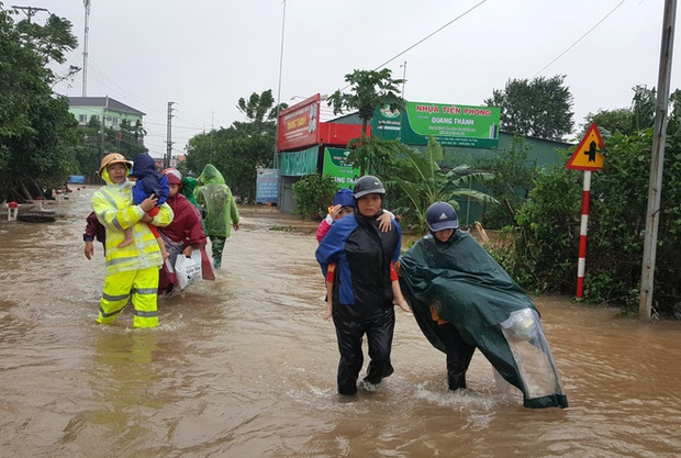 Hà Tĩnh: Nhiều tuyến đường bị đứt gãy, hàng người người dân vẫn bị cô lập - Ảnh 5.