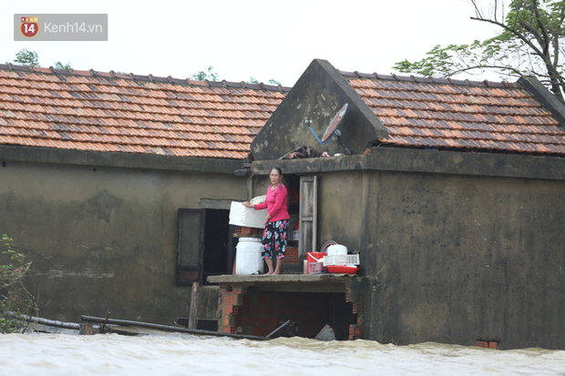 Hơn 2 tuần chịu trận lũ lịch sử, người dân Quảng Bình vẫn phải leo nóc nhà, bơi giữa dòng nước lũ cầu cứu đồ ăn - Ảnh 7.