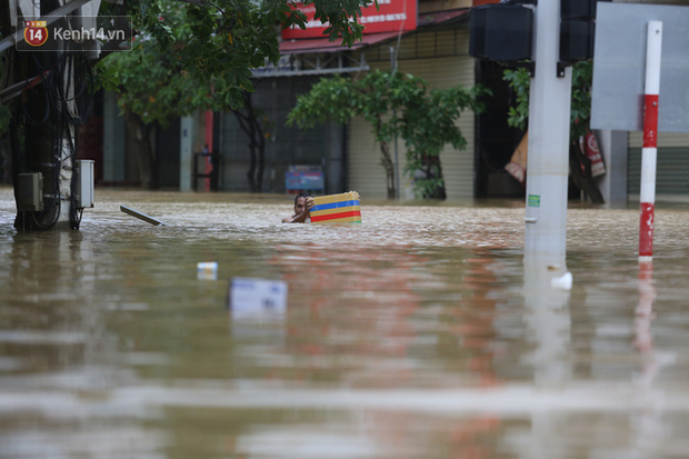 Hơn 2 tuần chịu trận lũ lịch sử, người dân Quảng Bình vẫn phải leo nóc nhà, bơi giữa dòng nước lũ cầu cứu đồ ăn - Ảnh 10.