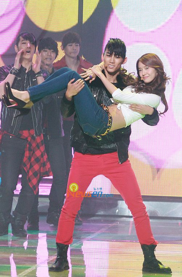 Những sân khấu collab nam nữ huyền thoại: YoonA và nam thần 2PM bị nghi hẹn hò vì quá tình, sốc nhất vẫn là T.O.P và Lee Hyori hôn nhau - Ảnh 3.