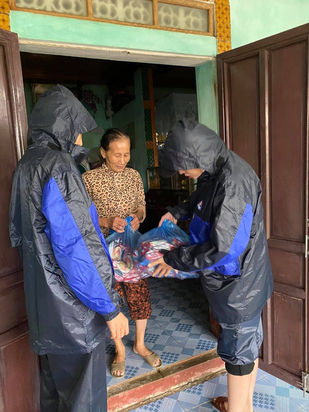 Minh Triệu và Kỳ Duyên gặp sự cố lật thuyền trong lúc phát quà cứu trợ bà con vùng lũ, cập nhật tình hình hiện tại - Ảnh 5. Minh Triệu và Kỳ Duyên gặp sự cố lật thuyền trong lúc phát quà cứu trợ bà con vùng lũ, cập nhật tình hình hiện tại - Ảnh 5.