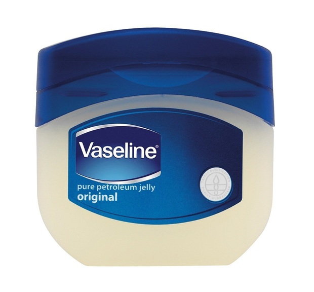 Rẻ vô địch với tip trị thâm môi do đánh son, chỉ cần Vaseline và dầu dừa khiến môi hồng hào, không makeup mà vẫn xinh tươi - Ảnh 7.