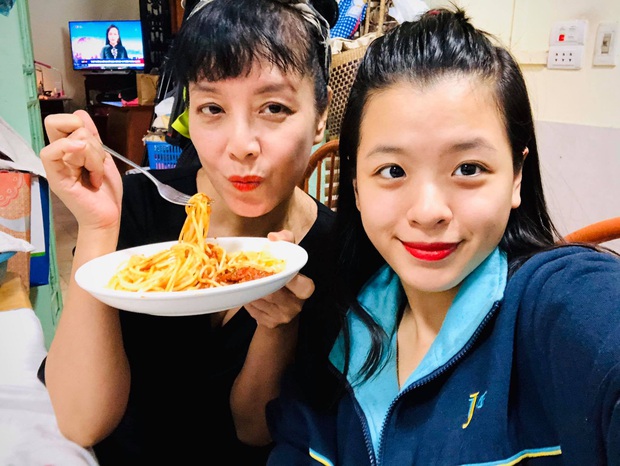 Màn đọ sắc gây sốt NS Chiều Xuân và 2 ái nữ: Gia đình chuẩn “gen trội”, con gái út ra dáng mỹ nhân Vbiz lắm rồi! - Ảnh 6.