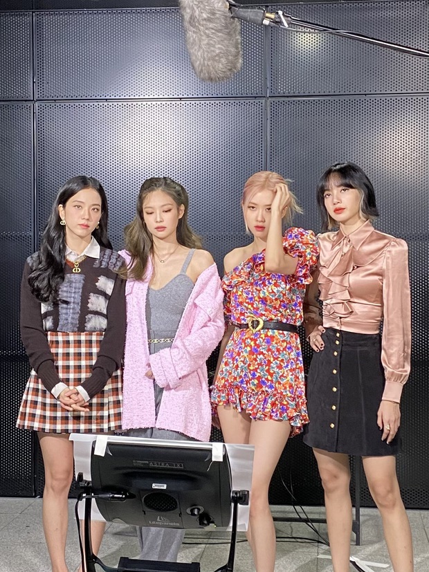 BLACKPINK chạy show mệt phờ nhưng chuyên nghiệp lắm: Hậu trường ăn mặc xuề xòa nhưng lên sóng là “perfect - Ảnh 5.