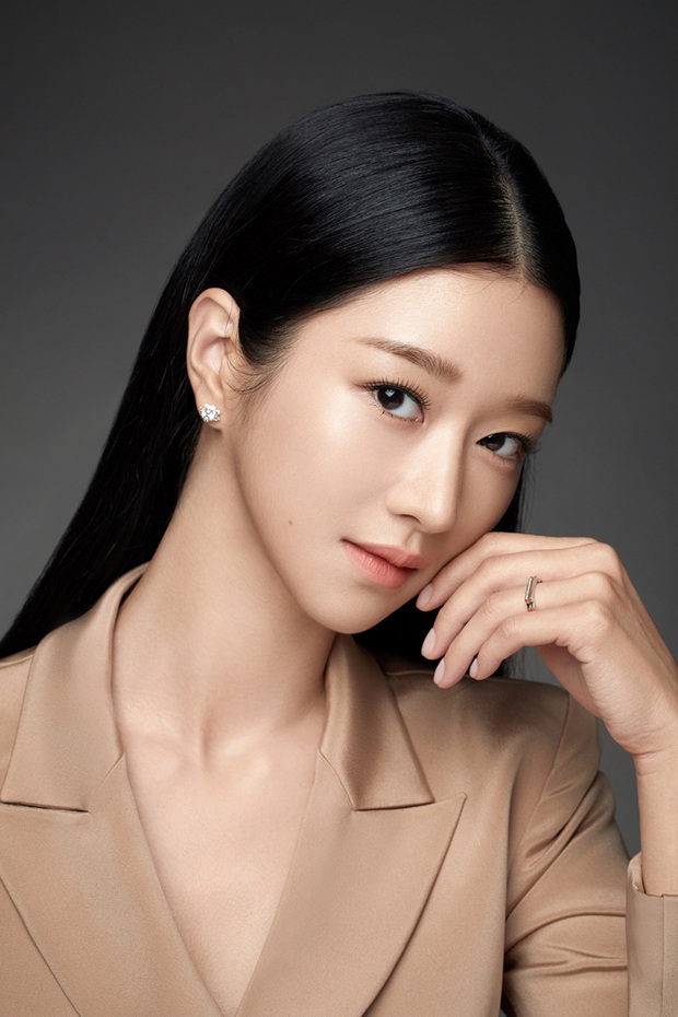 Điên nữ Seo Ye Ji ra sân bay thôi cũng ngầu muốn xỉu, choáng nhẹ khi nàng bỏ kính khoe mặt mộc và sống mũi đòi mạng - Ảnh 9.