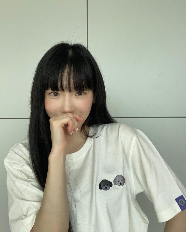 Taeyeon và Hà Tăng lăng xê xu hướng tóc mái che mặt bánh bao, trán sân bay cực kỳ lợi hại - Ảnh 1. Taeyeon và Hà Tăng lăng xê xu hướng tóc mái che mặt bánh bao, trán sân bay cực kỳ lợi hại - Ảnh 1.