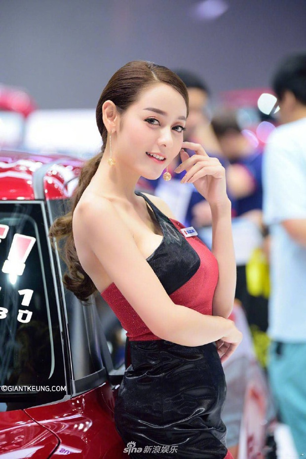 Mẫu nữ xe hơi nổi tiếng sau 1 đêm vì giống Địch Lệ Nhiệt Ba đến 99%, body nuột nà chẳng kém bản chính? - Ảnh 3.