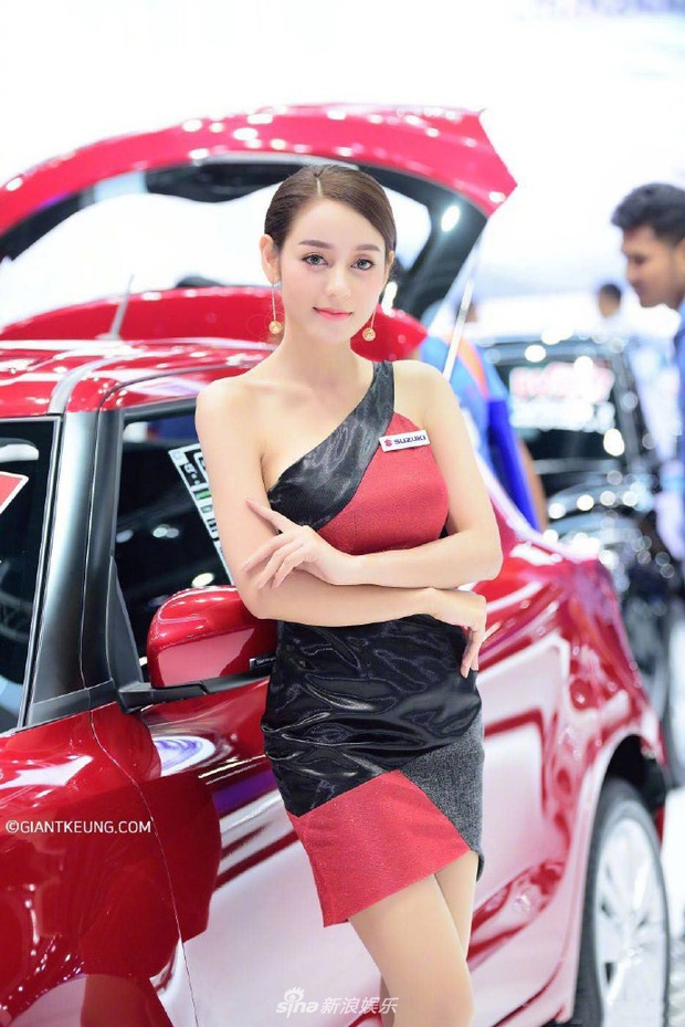 Mẫu nữ xe hơi nổi tiếng sau 1 đêm vì giống Địch Lệ Nhiệt Ba đến 99%, body nuột nà chẳng kém bản chính? - Ảnh 2.