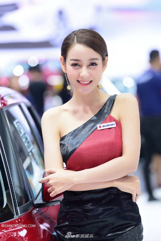 Mẫu nữ xe hơi nổi tiếng sau 1 đêm vì giống Địch Lệ Nhiệt Ba đến 99%, body nuột nà chẳng kém bản chính? - Ảnh 4.