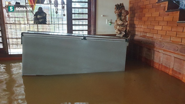Sự thật rớt nước mắt bên trong những ngôi nhà lầu, nhà giàu giữa rốn lũ Quảng Bình - Ảnh 5.