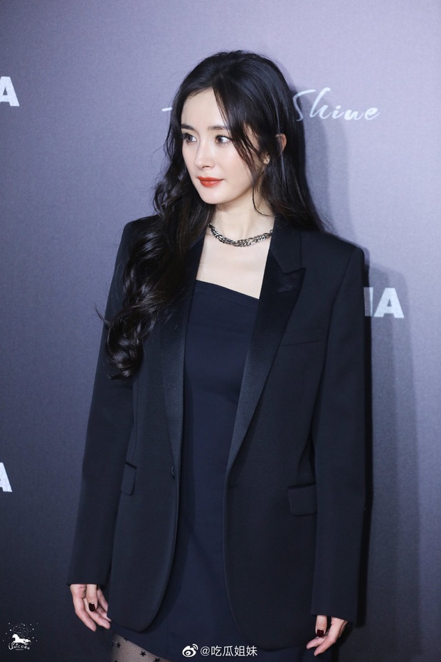 Dân tình đang náo loạn vì Dương Mịch: Visual chẳng cần PTS đã đỉnh, xem tới ảnh đôi chân siêu thực còn khiến fan ghen tị hơn - Ảnh 3.