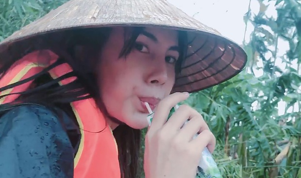 Cận cảnh bữa ăn ngon nhất của Thuỷ Tiên khi đi cứu trợ đồng bào miền Trung: sau nhiều ngày mới được ăn một bát mì nóng - Ảnh 1.