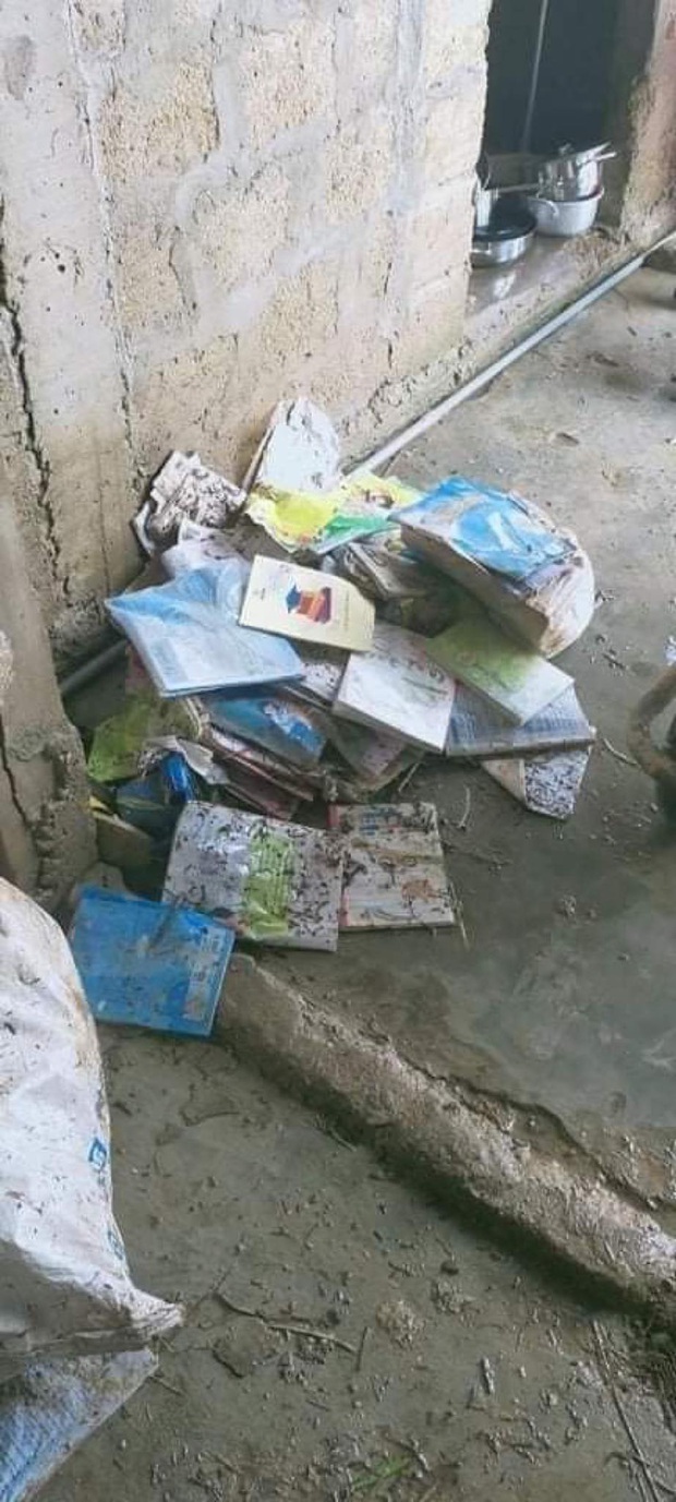 Khung cảnh trường học sau trận đại hồng thuỷ tại Quảng Trị: Cơ sở vật chất hư hỏng, sách vở, đồ dùng học tập ngập ngụa bùn đất - Ảnh 6.