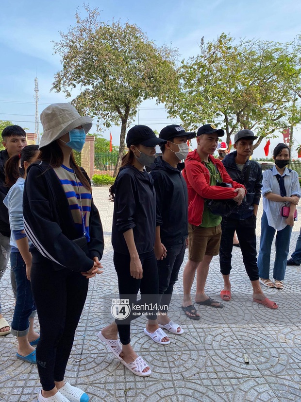 Truong Giang - Nha Phuong held hands tightly, accompanying the stars of Vbiz on their relief trip in Central Vietnam - Photo 5.