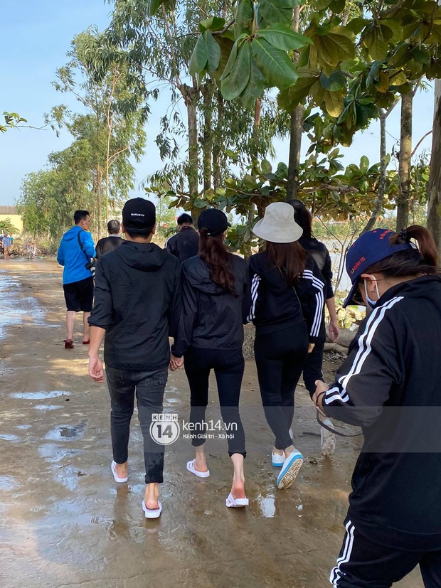 Truong Giang - Nha Phuong held hands tightly, accompanying the stars of Vbiz on their relief trip in Central Vietnam - Photo 3.