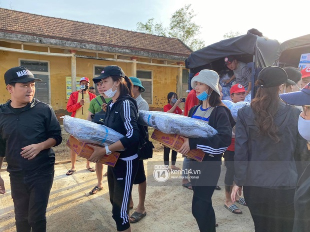 Truong Giang - Nha Phuong held hands tightly, accompanying the stars of Vbiz on their relief journey in central Vietnam - Photo 6.