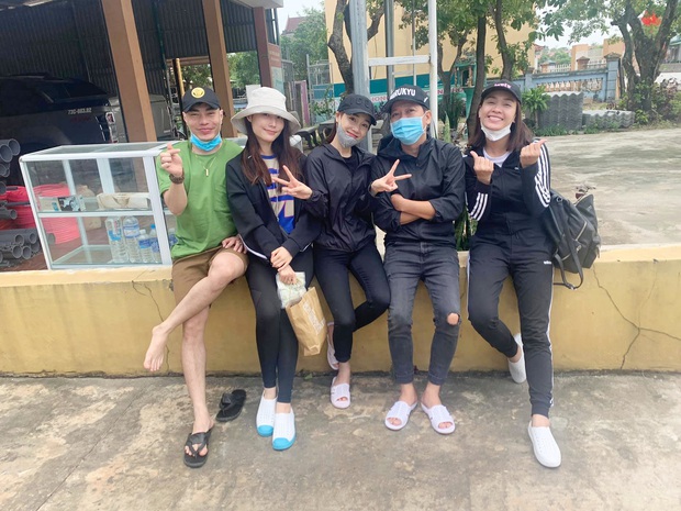 Vợ chồng Trường Giang, Lê Dương Bảo Lâm có mặt ở miền Trung để cứu trợ bà con - Ảnh 2. Vợ chồng Trường Giang, Lê Dương Bảo Lâm có mặt ở miền Trung để cứu trợ bà con - Ảnh 2.