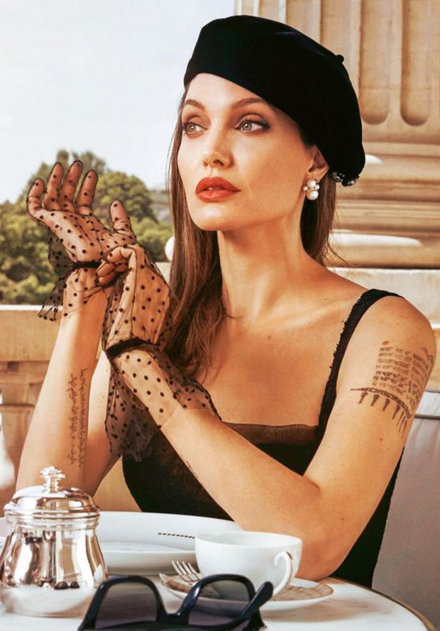 Angelina Jolie's aristocratic old magazine photo set is suddenly hot again: Truly a beauty queen, no wonder Brad Pitt used to be so confused - Photo 2.