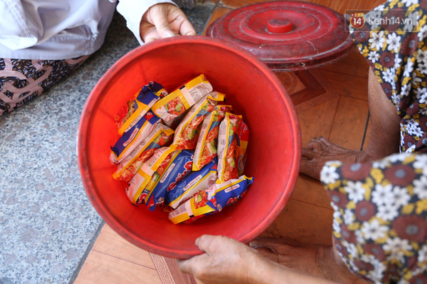 Gặp cụ bà lưng còng cõng bao quần áo, mì tôm ủng hộ người dân miền Trung: Hơn 200.000 đồng/tháng tôi vẫn đủ ăn tiêu xả láng, của ít lòng nhiều, giúp được phần nào đỡ phần đó - Ảnh 11.