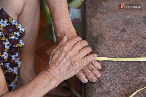 Gặp cụ bà lưng còng cõng bao quần áo, mì tôm ủng hộ người dân miền Trung: Hơn 200.000 đồng/tháng tôi vẫn đủ ăn tiêu xả láng, của ít lòng nhiều, giúp được phần nào đỡ phần đó - Ảnh 15.