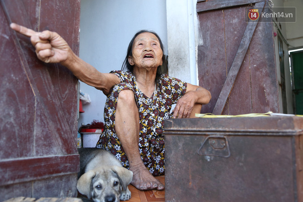 Gặp cụ bà lưng còng cõng bao quần áo, mì tôm ủng hộ người dân miền Trung: Hơn 200.000 đồng/tháng tôi vẫn đủ ăn tiêu xả láng, của ít lòng nhiều, giúp được phần nào đỡ phần đó - Ảnh 19.