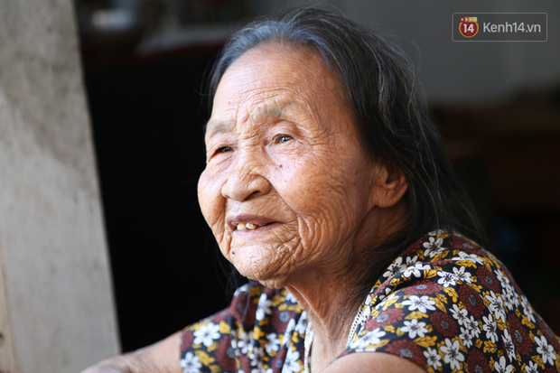 Gặp cụ bà lưng còng cõng bao quần áo, mì tôm ủng hộ người dân miền Trung: Hơn 200.000 đồng/tháng tôi vẫn đủ ăn tiêu xả láng, của ít lòng nhiều, giúp được phần nào đỡ phần đó - Ảnh 14.