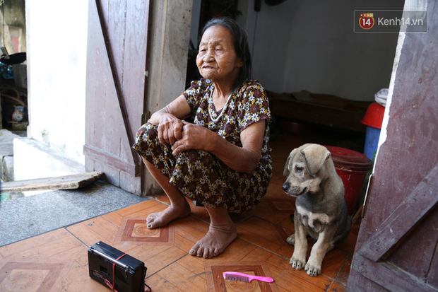 Gặp cụ bà lưng còng cõng bao quần áo, mì tôm ủng hộ người dân miền Trung: Hơn 200.000 đồng/tháng tôi vẫn đủ ăn tiêu xả láng, của ít lòng nhiều, giúp được phần nào đỡ phần đó - Ảnh 16.