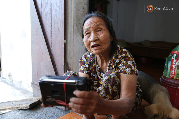 Gặp cụ bà lưng còng cõng bao quần áo, mì tôm ủng hộ người dân miền Trung: Hơn 200.000 đồng/tháng tôi vẫn đủ ăn tiêu xả láng, của ít lòng nhiều, giúp được phần nào đỡ phần đó - Ảnh 18.