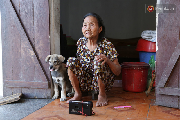 Gặp cụ bà lưng còng cõng bao quần áo, mì tôm ủng hộ người dân miền Trung: Hơn 200.000 đồng/tháng tôi vẫn đủ ăn tiêu xả láng, của ít lòng nhiều, giúp được phần nào đỡ phần đó - Ảnh 22.