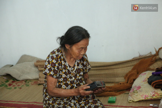 Gặp cụ bà lưng còng cõng bao quần áo, mì tôm ủng hộ người dân miền Trung: Hơn 200.000 đồng/tháng tôi vẫn đủ ăn tiêu xả láng, của ít lòng nhiều, giúp được phần nào đỡ phần đó - Ảnh 17.