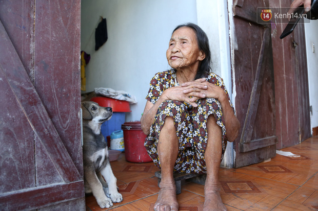 Gặp cụ bà lưng còng cõng bao quần áo, mì tôm ủng hộ người dân miền Trung: Hơn 200.000 đồng/tháng tôi vẫn đủ ăn tiêu xả láng, của ít lòng nhiều, giúp được phần nào đỡ phần đó - Ảnh 3.