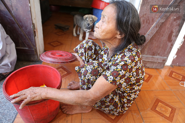 Gặp cụ bà lưng còng cõng bao quần áo, mì tôm ủng hộ người dân miền Trung: Hơn 200.000 đồng/tháng tôi vẫn đủ ăn tiêu xả láng, của ít lòng nhiều, giúp được phần nào đỡ phần đó - Ảnh 10.