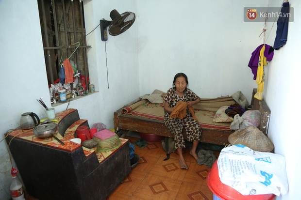 Gặp cụ bà lưng còng cõng bao quần áo, mì tôm ủng hộ người dân miền Trung: Hơn 200.000 đồng/tháng tôi vẫn đủ ăn tiêu xả láng, của ít lòng nhiều, giúp được phần nào đỡ phần đó - Ảnh 6.