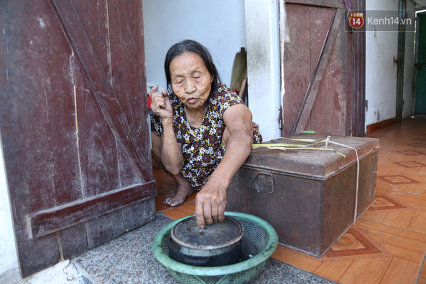 Gặp cụ bà lưng còng cõng bao quần áo, mì tôm ủng hộ người dân miền Trung: Hơn 200.000 đồng/tháng tôi vẫn đủ ăn tiêu xả láng, của ít lòng nhiều, giúp được phần nào đỡ phần đó - Ảnh 12.