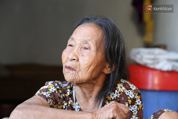 Gặp cụ bà lưng còng cõng bao quần áo, mì tôm ủng hộ người dân miền Trung: Hơn 200.000 đồng/tháng tôi vẫn đủ ăn tiêu xả láng, của ít lòng nhiều, giúp được phần nào đỡ phần đó - Ảnh 4.